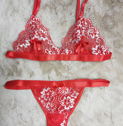 Rood lingerie setje met witte bloemen