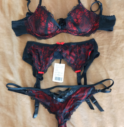 Noire black/rode lingerie set met jarretels