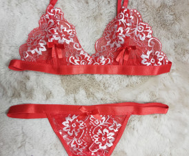 Rood lingerie setje met witte bloemen