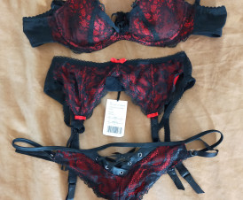 Noire black/rode lingerie set met jarretels
